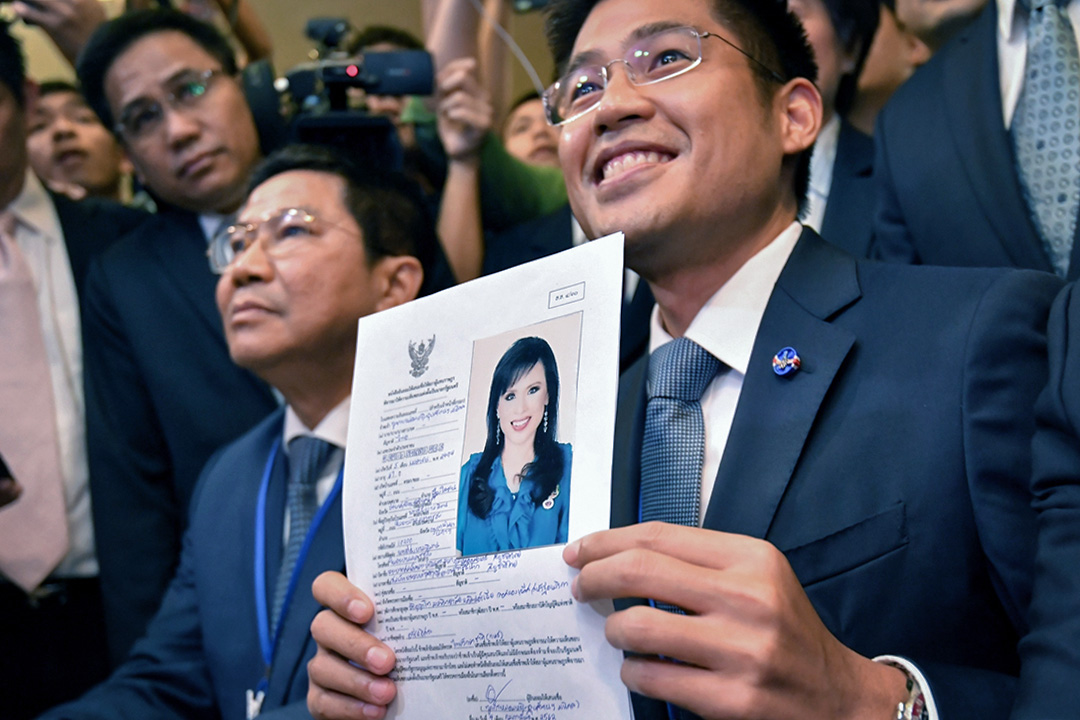 泰国TRC党领袖Preechapol Pongpanich在2019年2月8日泰国曼谷举行的选举委员会选举登记期间,提名乌汶叻公主作为总理候选人。
