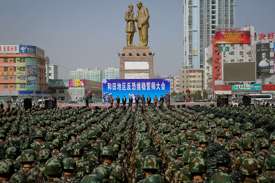2017年2月27日,中国军警在新疆维吾尔自治区和田举行反恐集会。