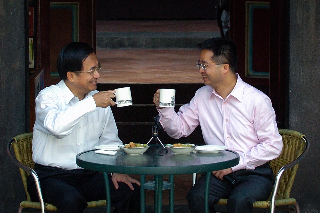 2005年12月1日,台灣總統陳水扁在台北板橋舉行的競選活動中,與民進黨台北縣長候選人羅文嘉一起敬酒。