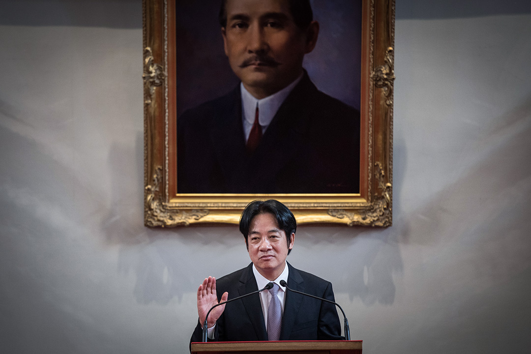 2019年1月11日蔡英文在總統府舉行記者會,即將卸任的行政院長賴清德上台發言。