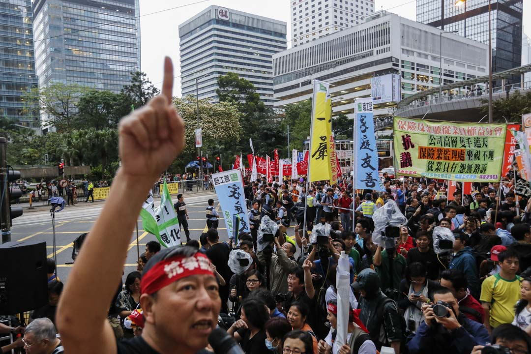 2013年5月11日,职工盟带领五一劳动节游行队伍到达长江中心声援货柜码头工潮。
