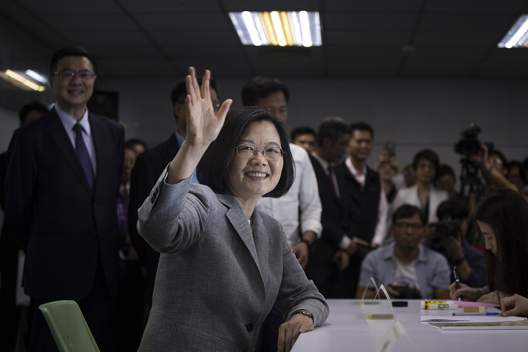 2019年3月21日,蔡英文前往民進黨中央黨部登記總統初選。