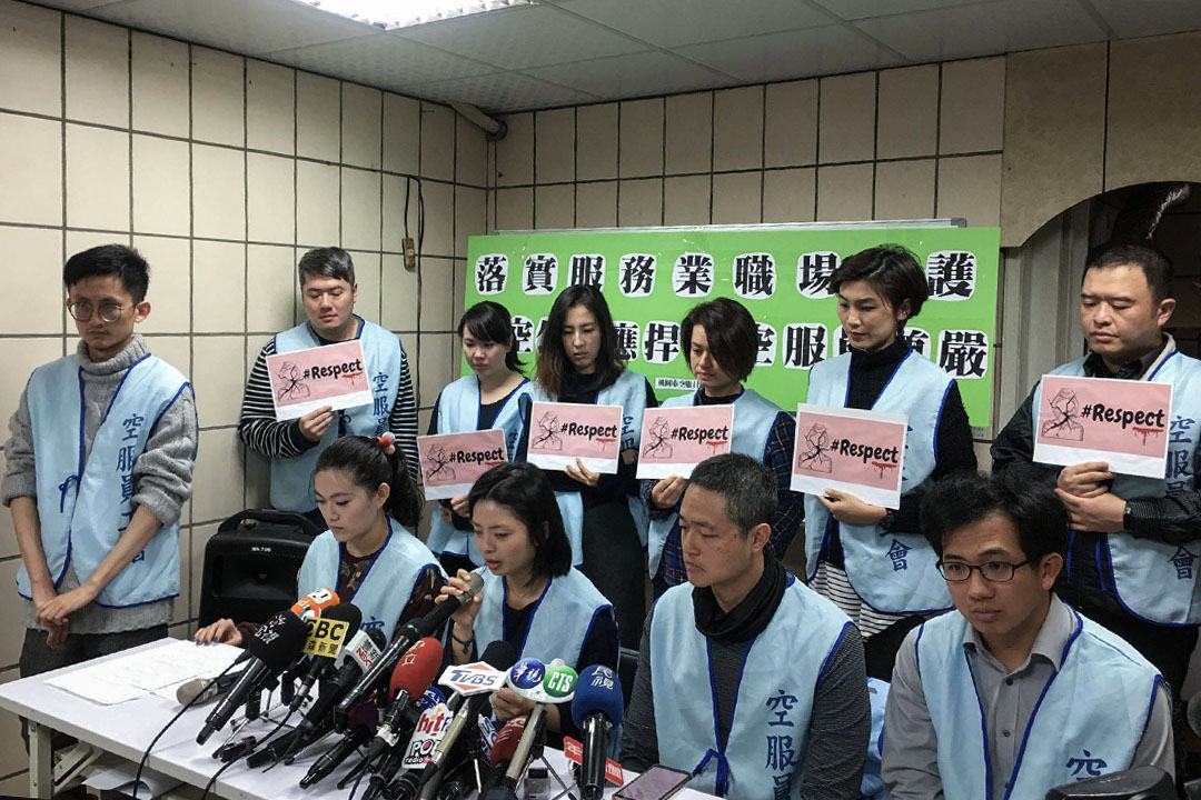 在工會陪同下,Emily(前排中)於1月21日出席記者會,要求長榮捍衛空服員尊嚴。前排左一、左二分別為周聖凱、李瀅,前排右二為張書元。