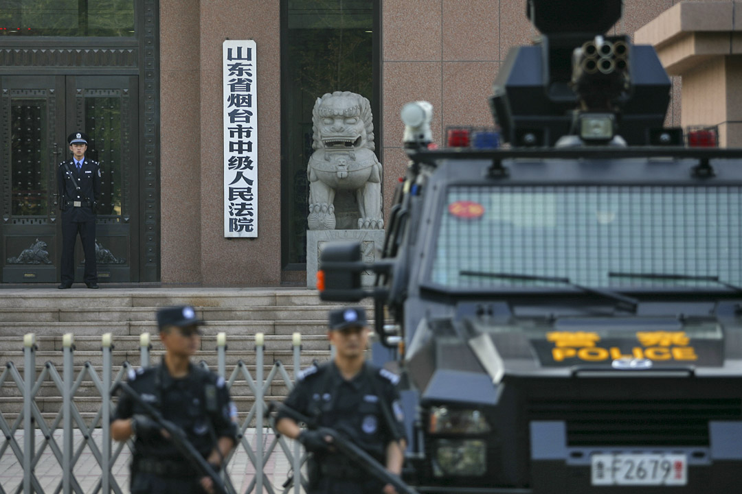 2014年10月11日,山東煙台,在煙台市中級人民法院「招遠涉邪教故意殺人案」庭審現場外,大量警方人員荷槍實彈,高度戒備。