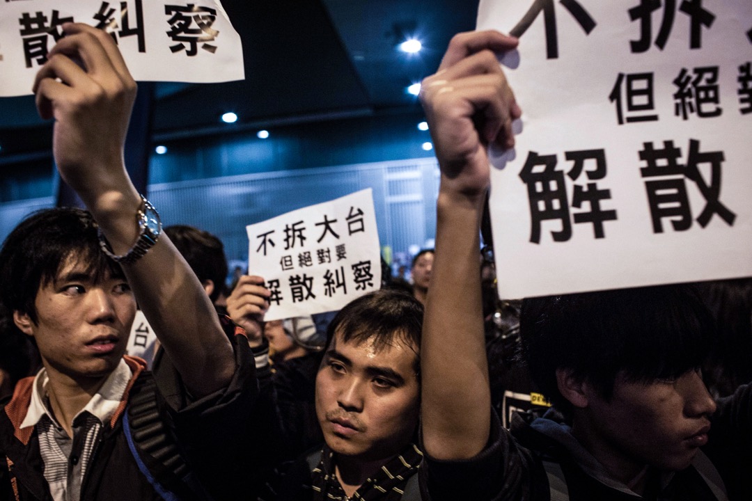 吳靄儀認為，「拆大台」的基本意思因此有兩層：首先，不再由少數人發號施令，霸佔話語權；其次，群眾不再把運動的希望全部寄託在上一些需要供奉的「代理人」身上。