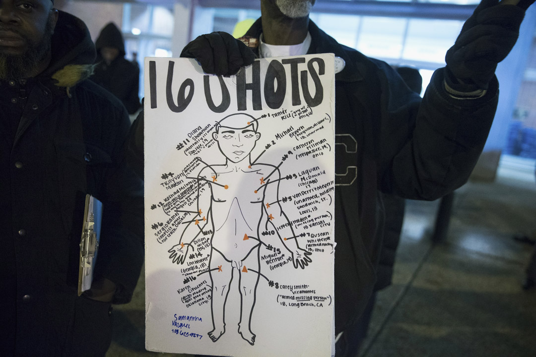 黑人青年麦克唐纳(Laquan McDonald)被射杀这个重大的警察不当行为,引起芝加哥市民极大的反响。图为2015年12月1日,示威者在芝加哥市公共安全总部门前抗议。