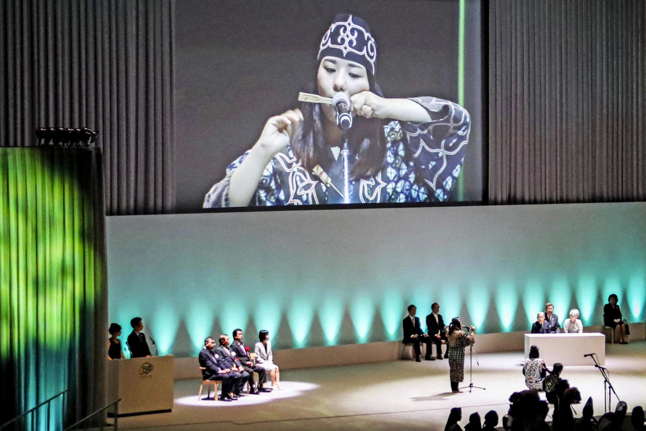 2018年8月5日,日本的明仁天皇和皇后美智子在北海道札幌市的參加“北海道命名150周年紀念典禮”,並觀看愛努族的傳統表演。