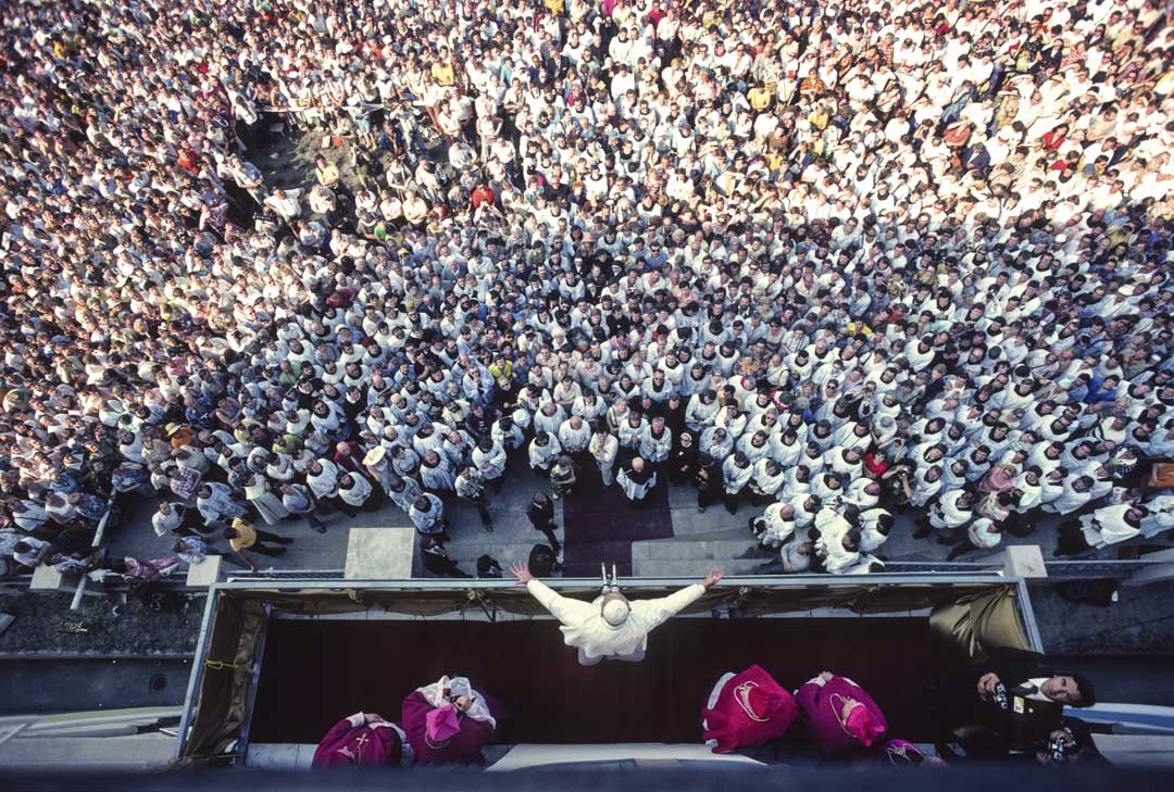 铁幕时代,出身波兰的教宗若望保禄二世(Pope John Paul II)三次到访波兰。整个西欧与教廷都在不断对波兰人传递着这样一种信息:只要波兰从苏联阵营摆脱出来,成为真正主权独立的国家,就能获得自由、富裕与尊严,成为自由世界的一份子。