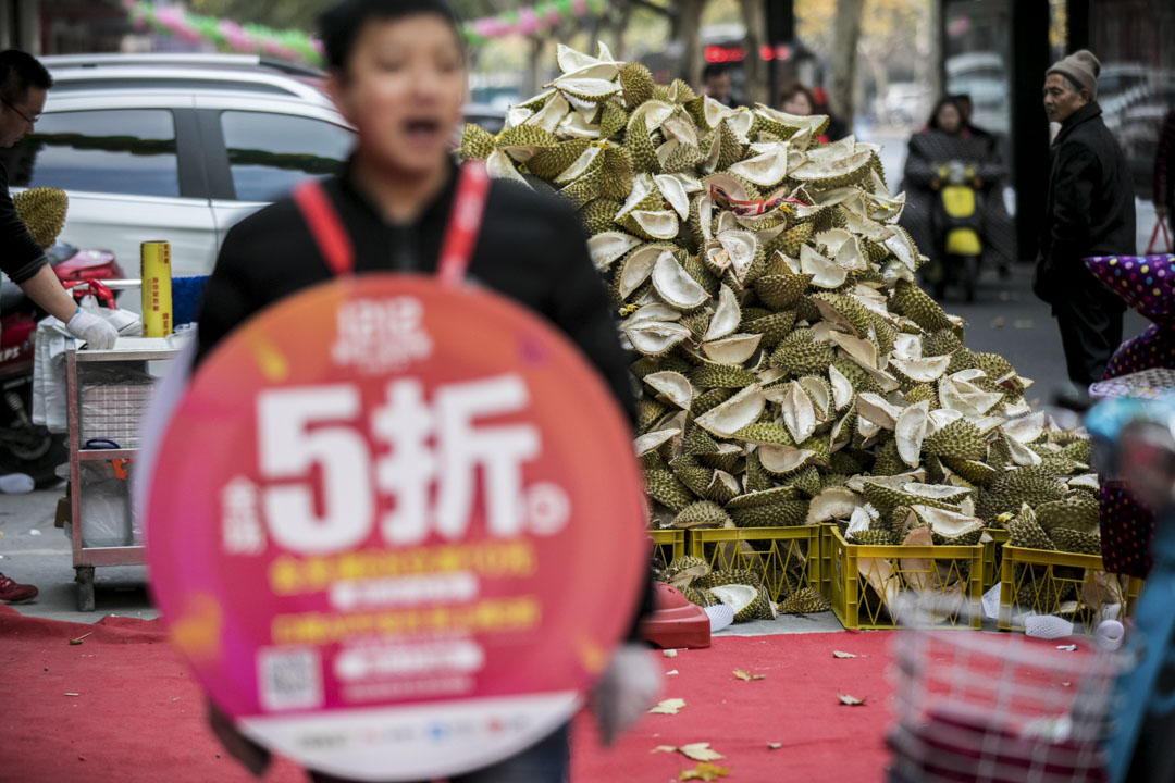 不少商家使用口碑和支付寶享受折扣優惠,其中杭州一間水果店生意興隆所賣的蓮殼堆積成山。
