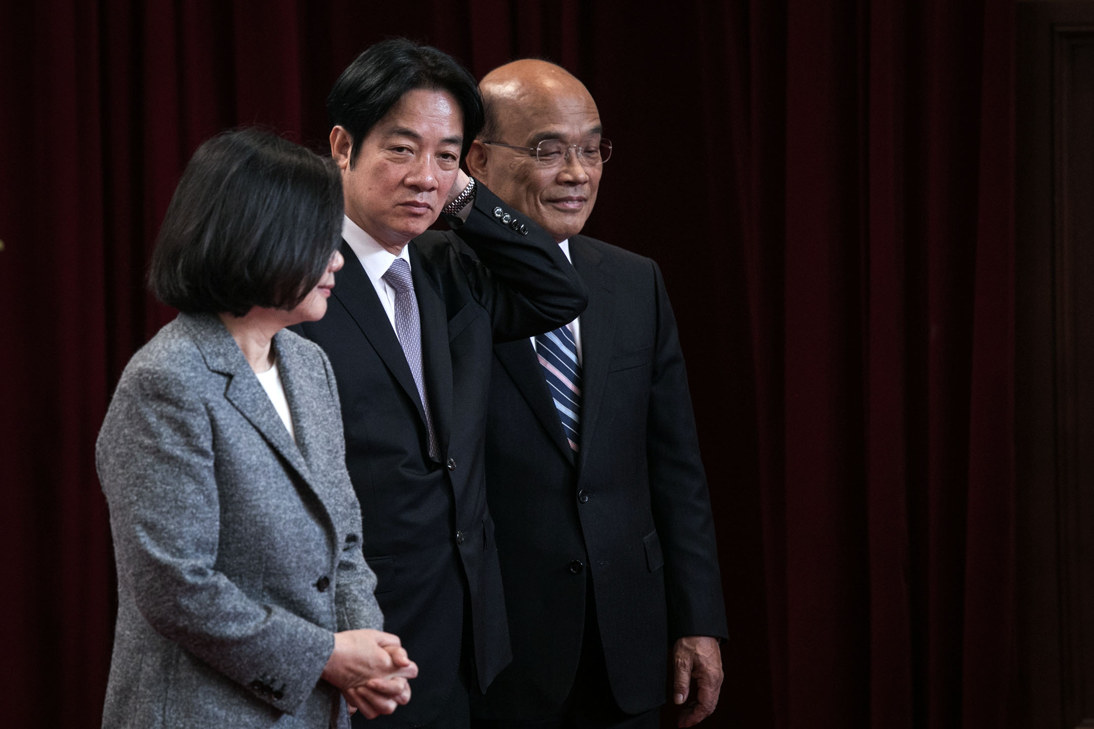 2019年1月11日,蔡英文在总统府举行记者会,与即将卸任的行政院长赖清德(中)同台。