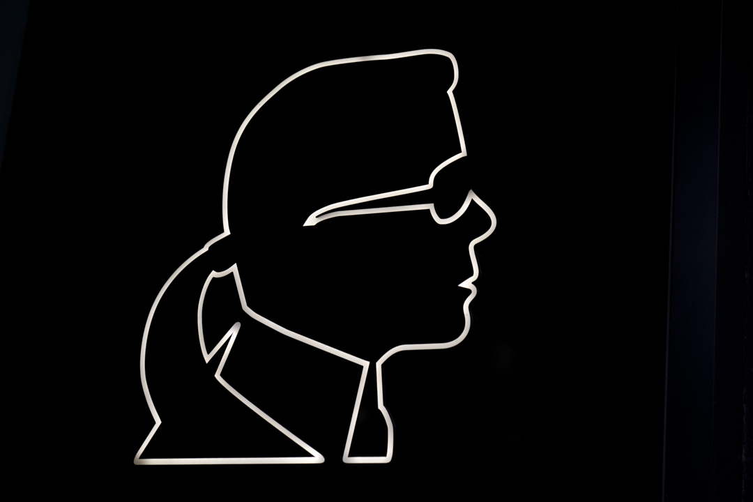 2019年2月19日,紐約市曼哈頓的Karl Lagerfeld store 的一個標誌。