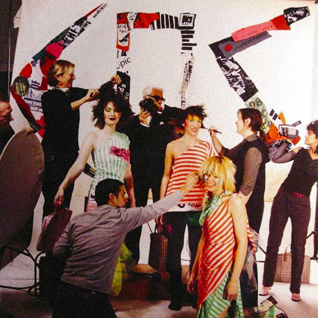 2002年樂隊的< Fashion Rules !/>唱片裏,Karl Lagerfeld 不管擔當封面的設計與拍攝工作,更是親自入鏡出現在唱片封面上。
