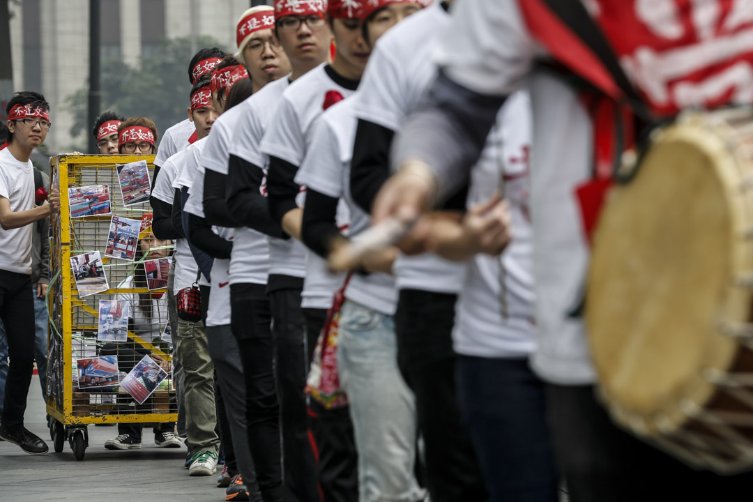 2013年4月14日,货柜码头工潮踏入第18日,一批大专生穿上白色、写著“重夺劳动尊严”的上衣,戴上红色头巾,手持红玫瑰,由中环到北角,再由红磡到货柜码头,步行12小时以苦行形式支持罢工工人。