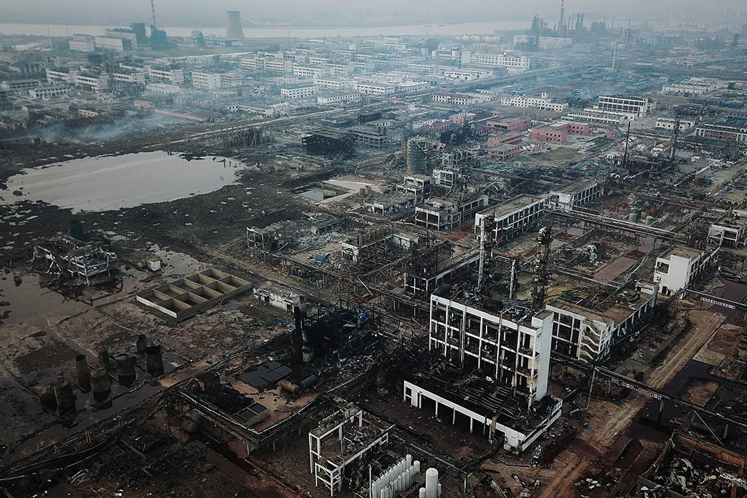 2019年3月23日,江蘇鹽城市響水縣陳家港化工園爆炸核心區,現場明火已被撲滅,現場露出直徑超過百米的的大水坑。