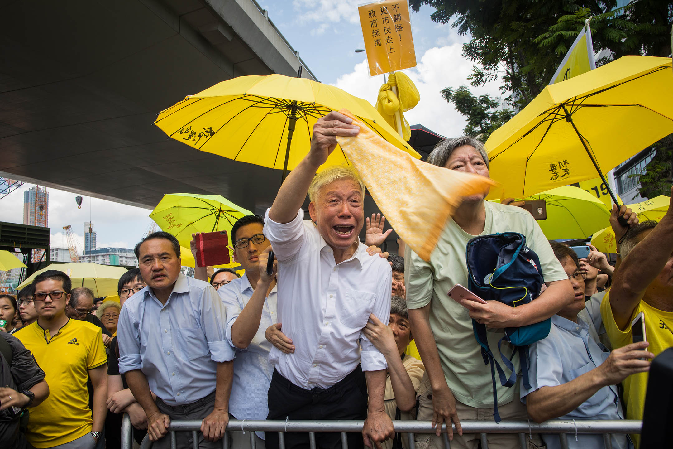 2019年4月24日,占中案判刑,戴耀廷、陈健民、邵家臻、黄浩铭即时入狱,朱耀明牧师在法庭外送别四人。摄:陈焯煇/端传媒