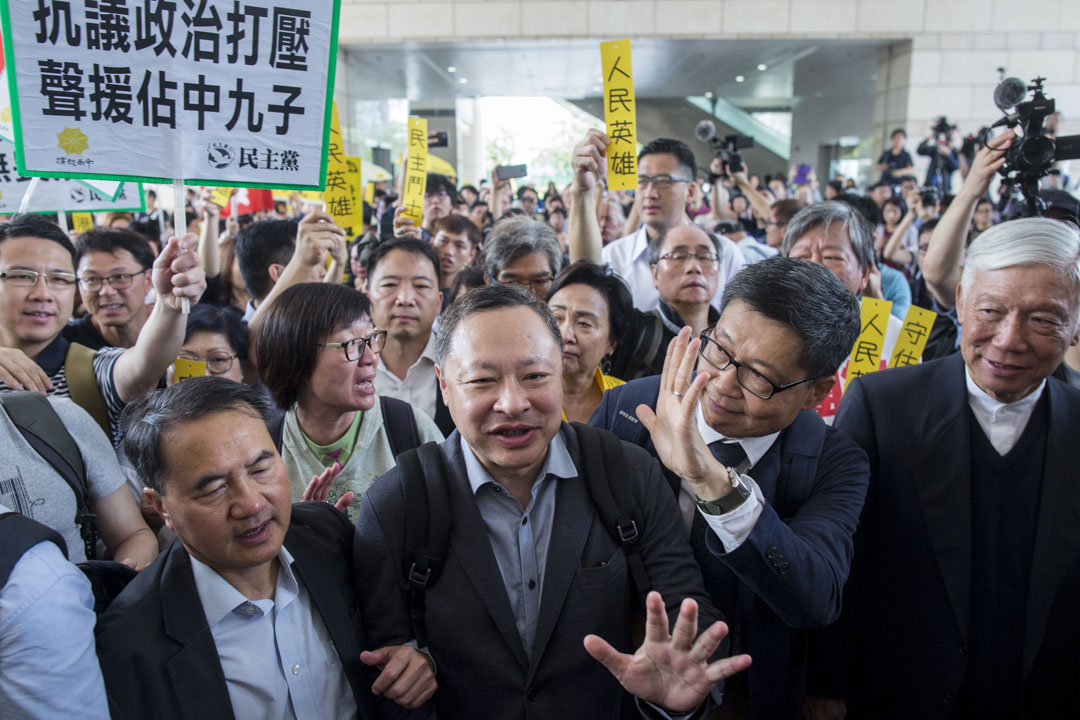 2019年4月9日,占中九子案判决,戴耀庭、陈健民、朱耀明进入法院。