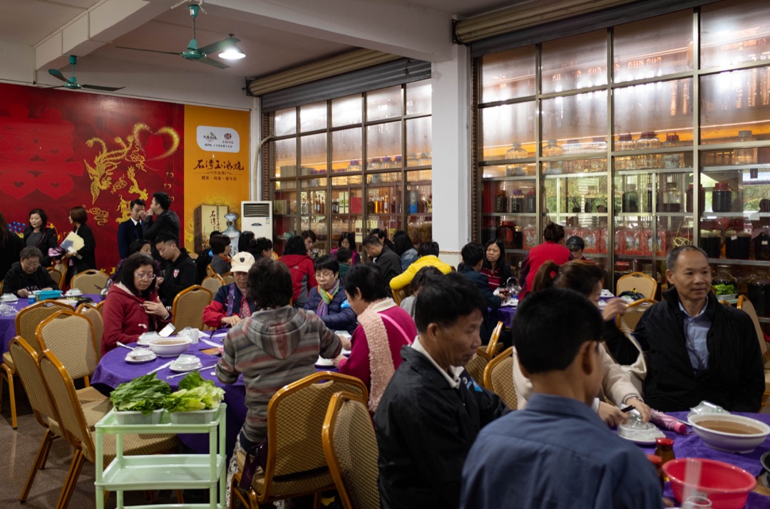 我们在一家农家菜餐厅吃午餐。这是看房团一日游的亮点之一——品尝当地美食。老练的团友有一搭没一搭地分享过去的看房体验,点评不同看房团安排的菜式。