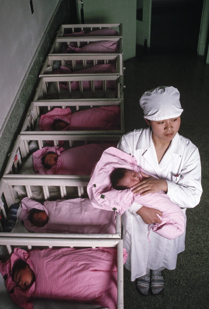 有推断在1985年至1995年间,中国共有1068万本该出生的女婴,凭空“消失”了。 这些被消失的女孩带来一个显而易见的后果——性别比例失衡。