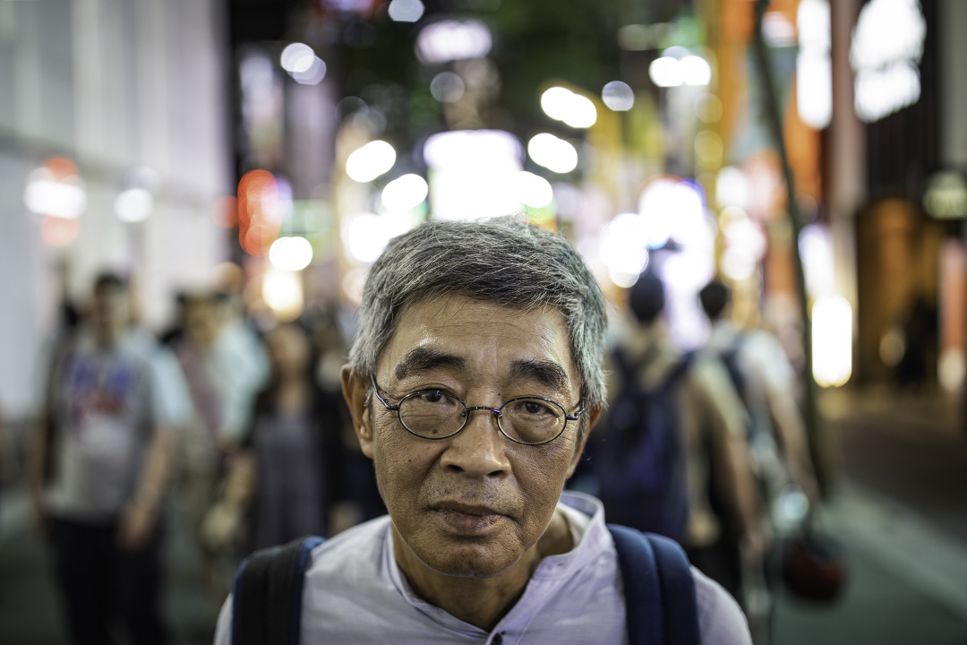 2019年4月26日,脱下帽子的林荣基在台北西门的街道上。