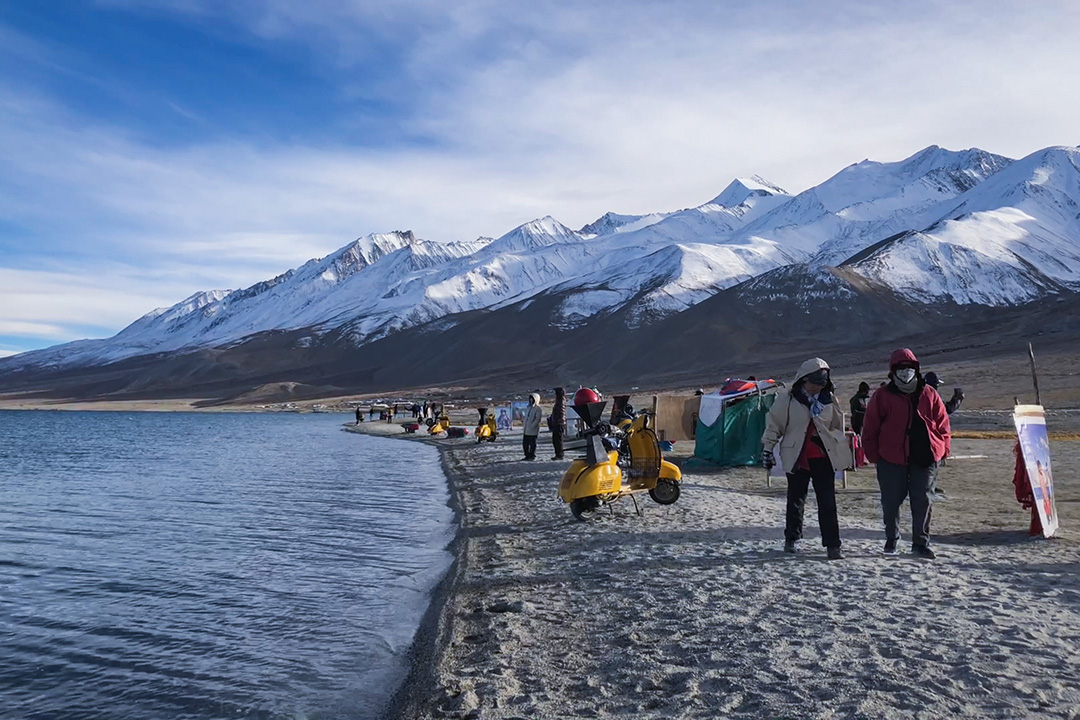 拉達克班公湖自三個傻瓜電影風靡全球後,湧進大批旅客,為脆弱的生態環境帶來極大壓力。
