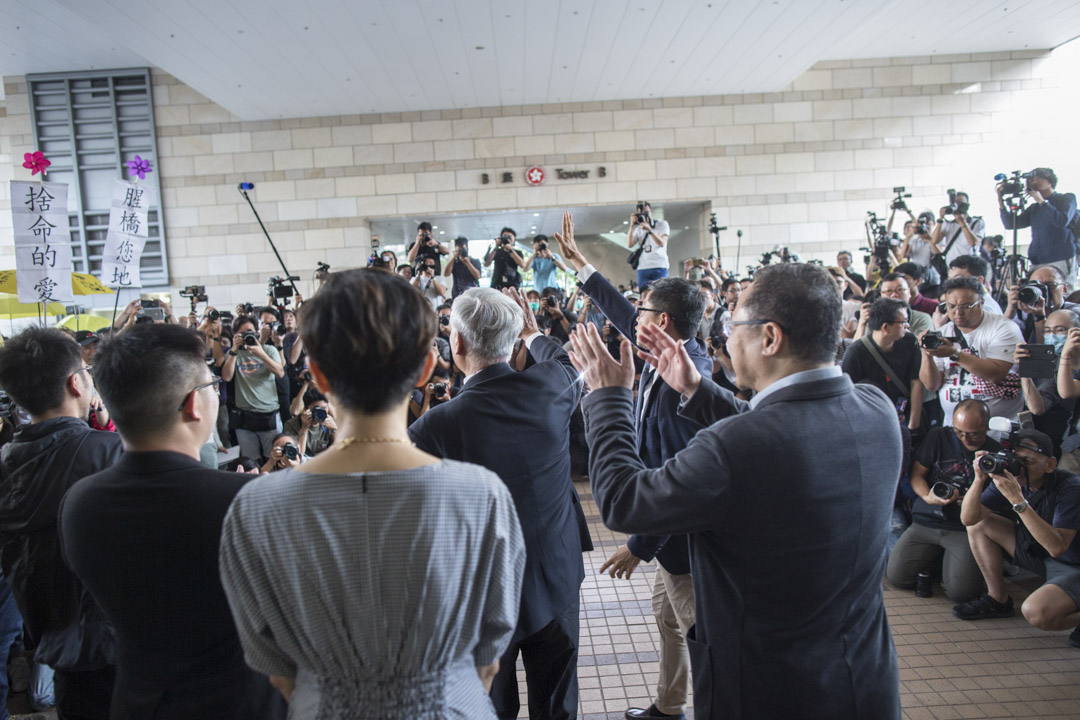 2019年4月9日,占中九子案判决,众被告离开法院,向支持者挥手。