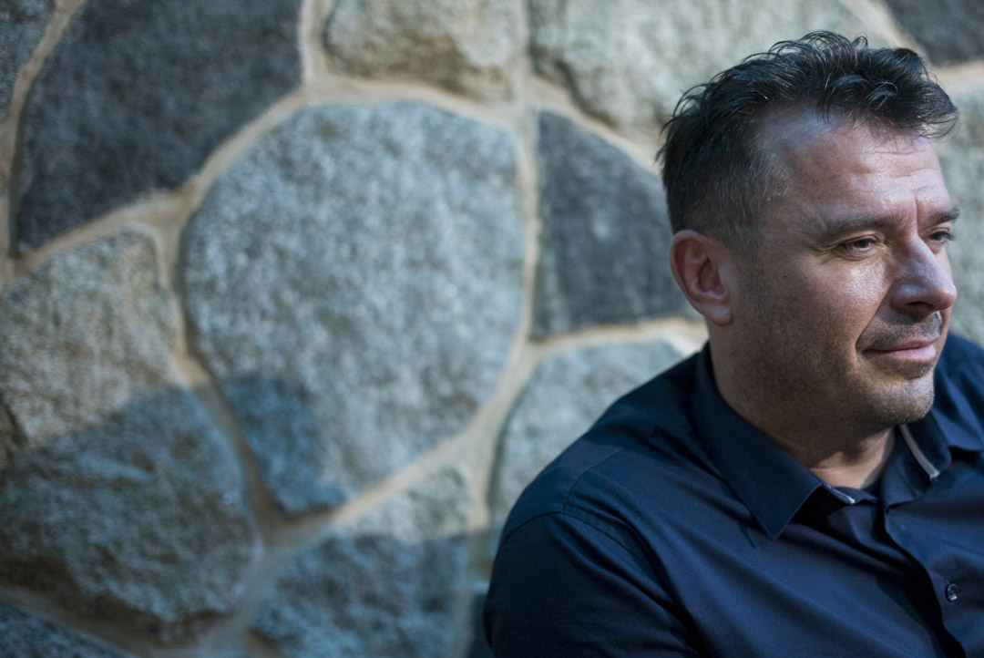 Pavel Batel在共产时代的捷克长大,15年前偶尔在特雷津集中营听到生还者讲解,才知道这段苦难歴史,之后放弃当好莱坞明星保镖,全职讲故事。