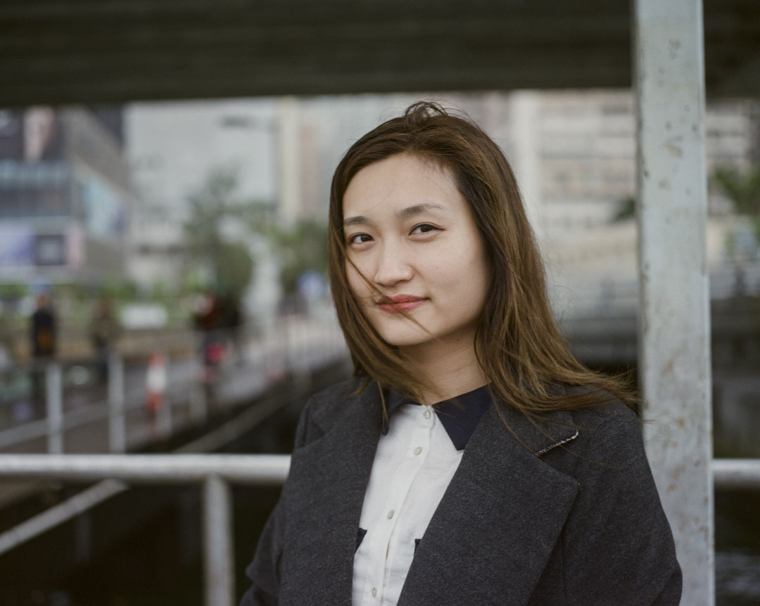《沦落人》有陈果任监制、黄秋生担演,陈小娟没有力推亮丽的牌面,反而强调其余平均年龄还不满30岁幕后团队。