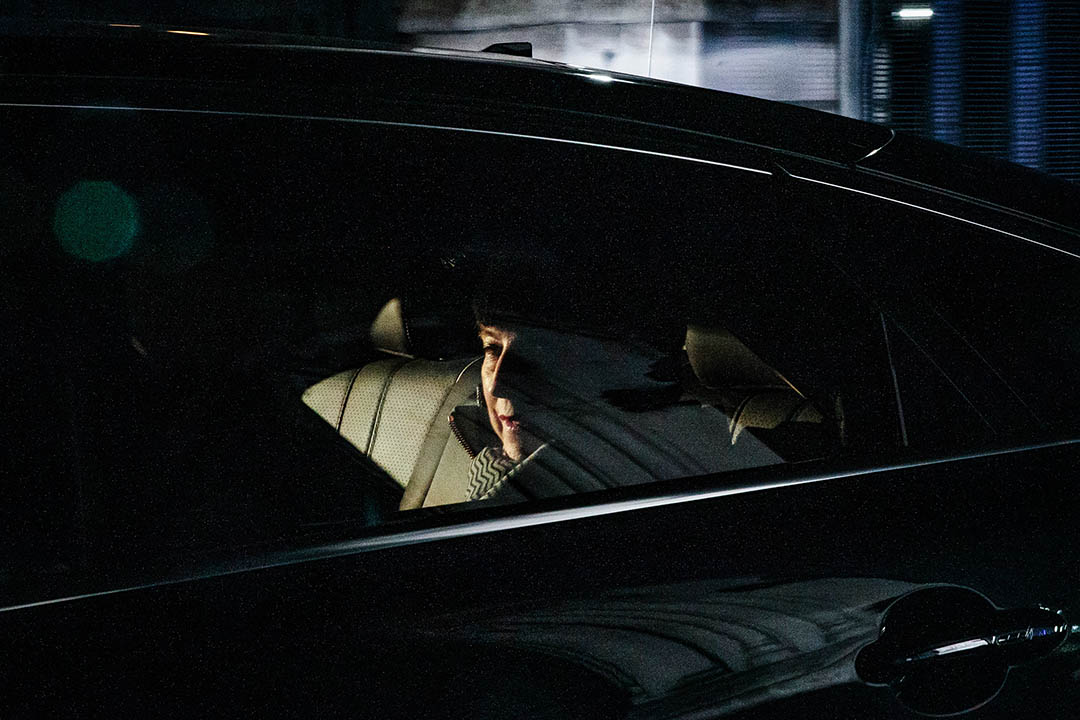 2019年3月27日,英國首相特蕾莎·梅乘車離開英國議會。