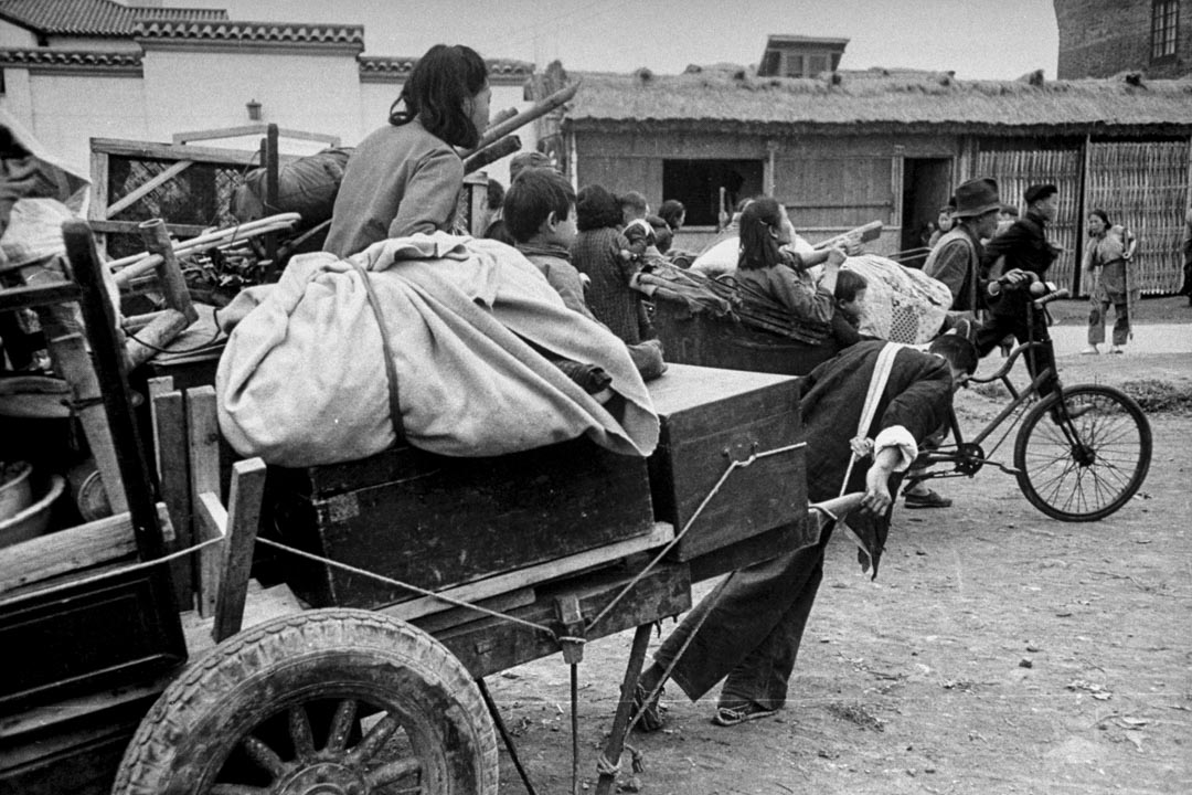 1945年二战终结，中国全面进入国共内战状态。图为当时内战时期逃难中的难民。