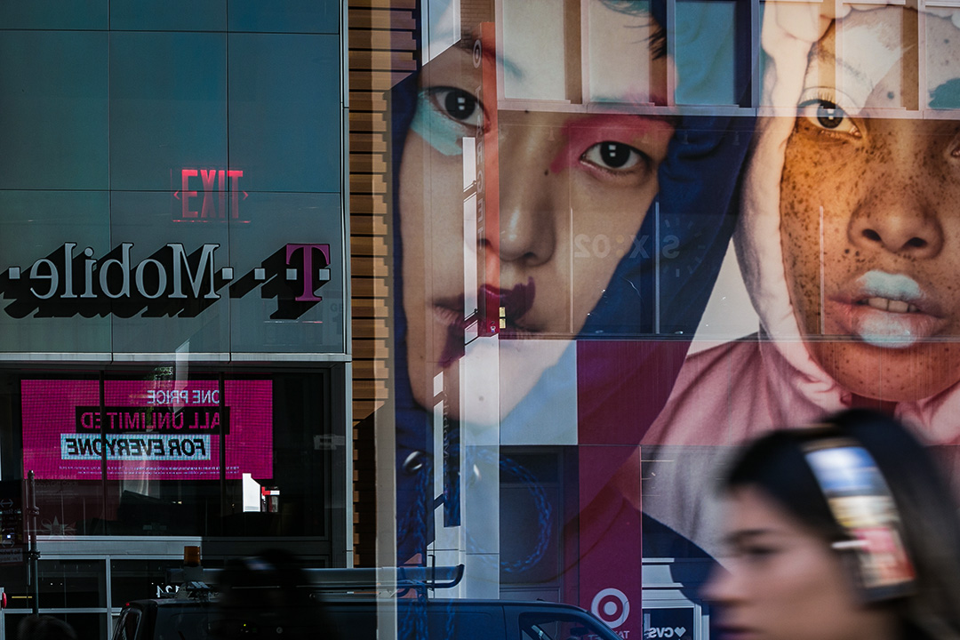 2018年4月30日,T-Mobile公司的商標在美國紐約的一幢建築物上映照出來。