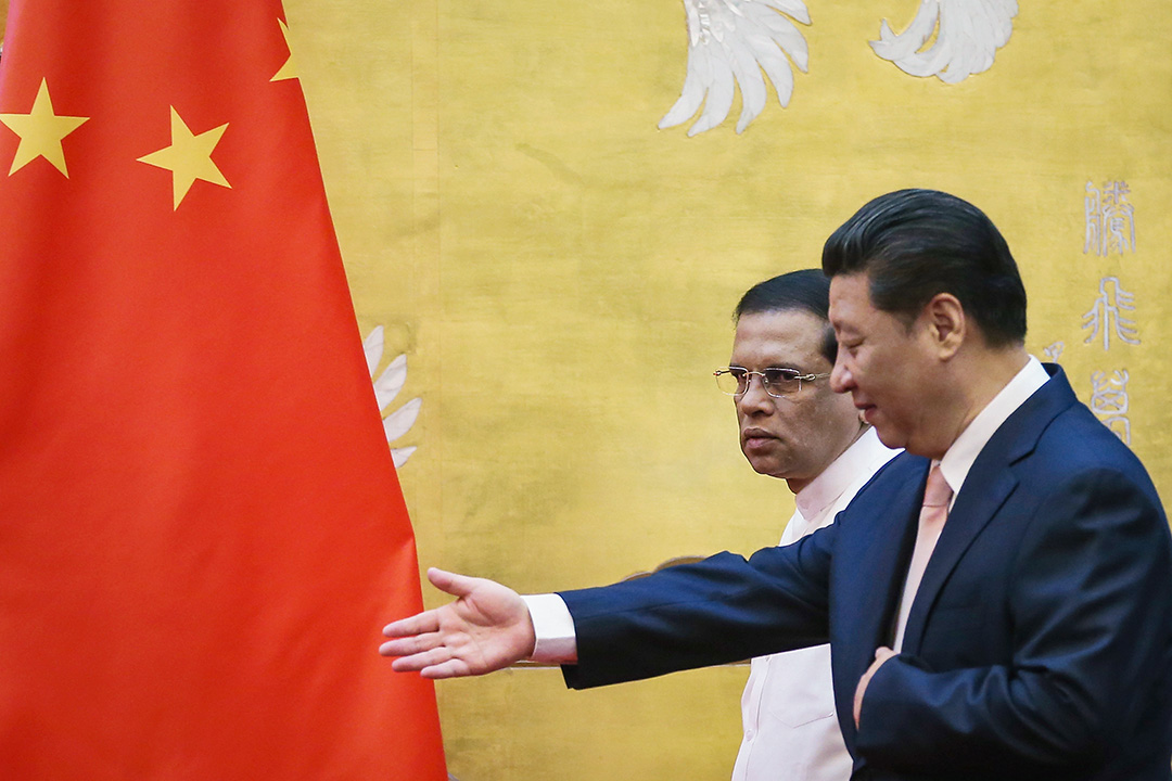 2015年3月26日,斯里兰卡总统西里塞纳(左)和中国国家主席习近平在人民大会堂参加签字仪式。