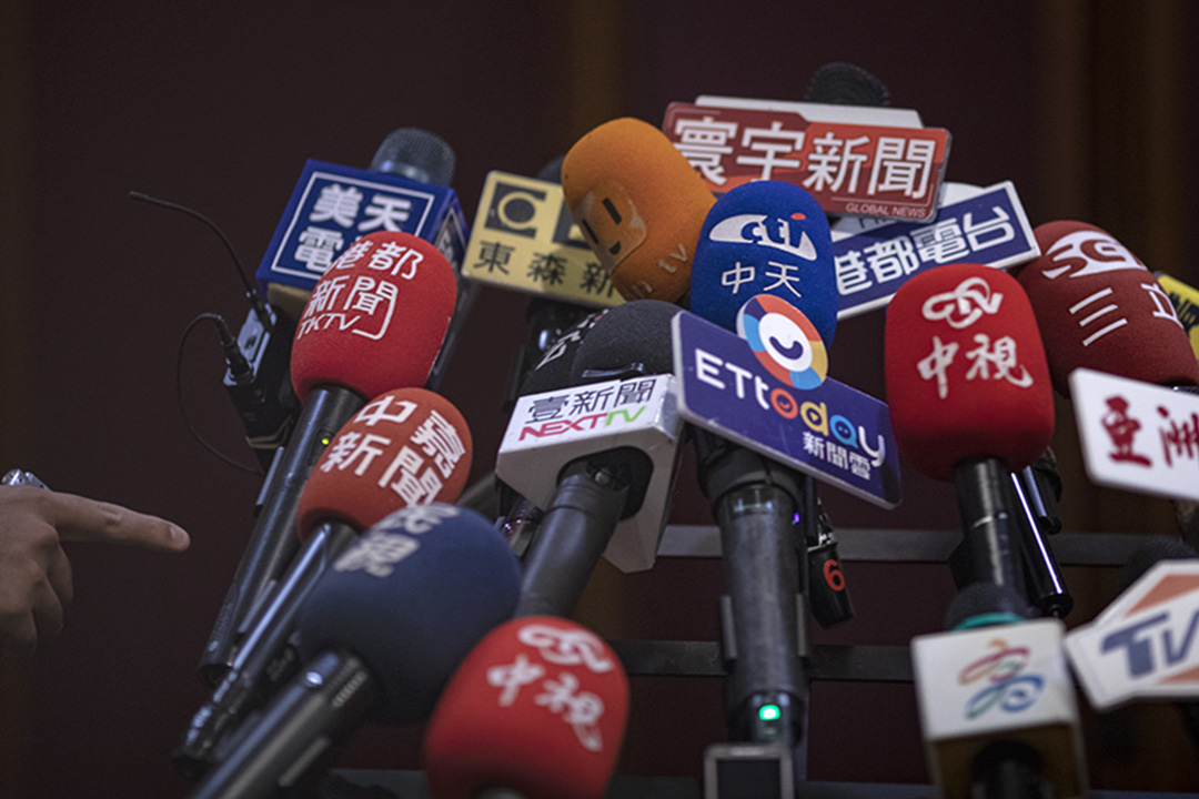 2019年4月22日,高雄市长韩国瑜出席欧洲商会餐会,传媒等待联访。