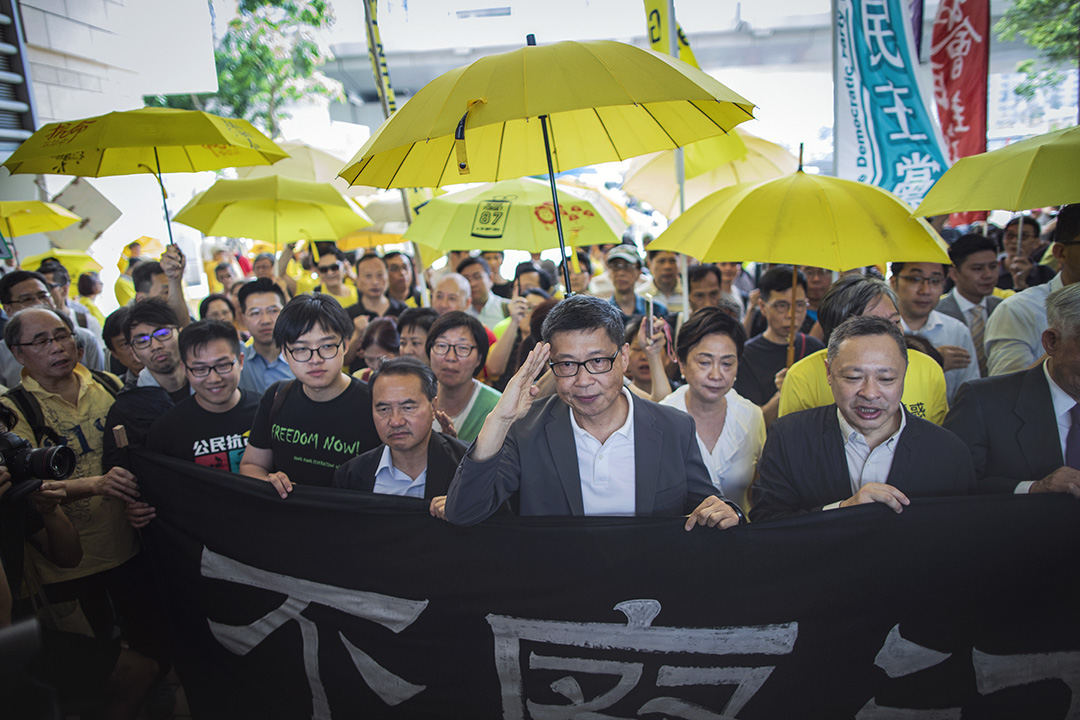 2019年4月24日,占中九子案在西九龙裁判法院开庭前拉起横额,横额上写上“不废江河万古流”。
