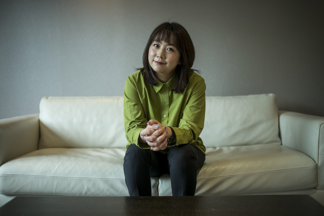 今年32岁的白雪毕业于北京电影学院导演系,但成为导演前曾经历了十年的沉寂,媒体多形容她为“全职太太”。