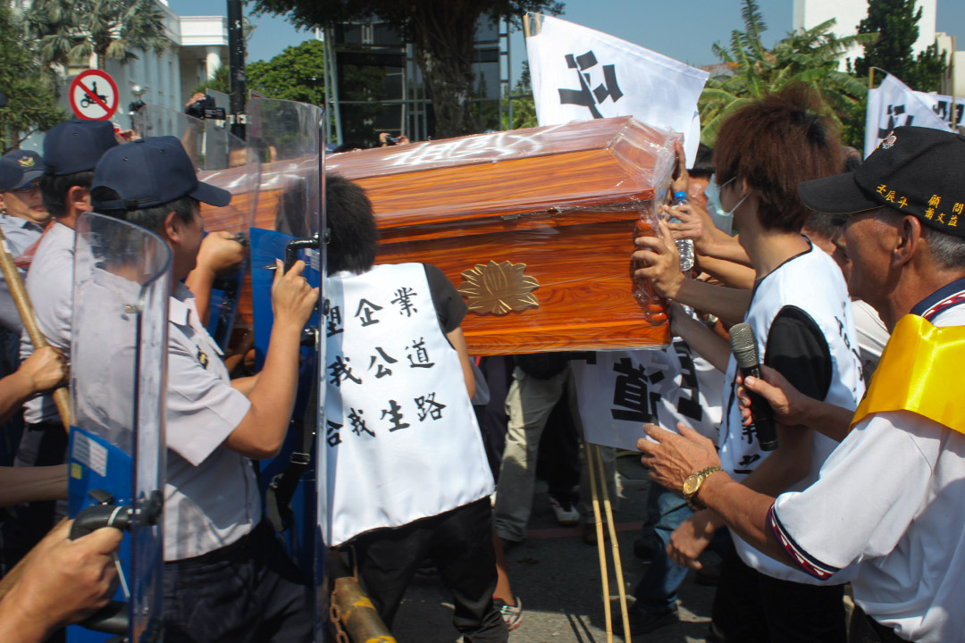 2013年10月15日,雲林縣濁水溪出海口自救會號召數百人到台塑六輕抗議,抗議民眾扛著棺材衝撞,遭警方攔阻。