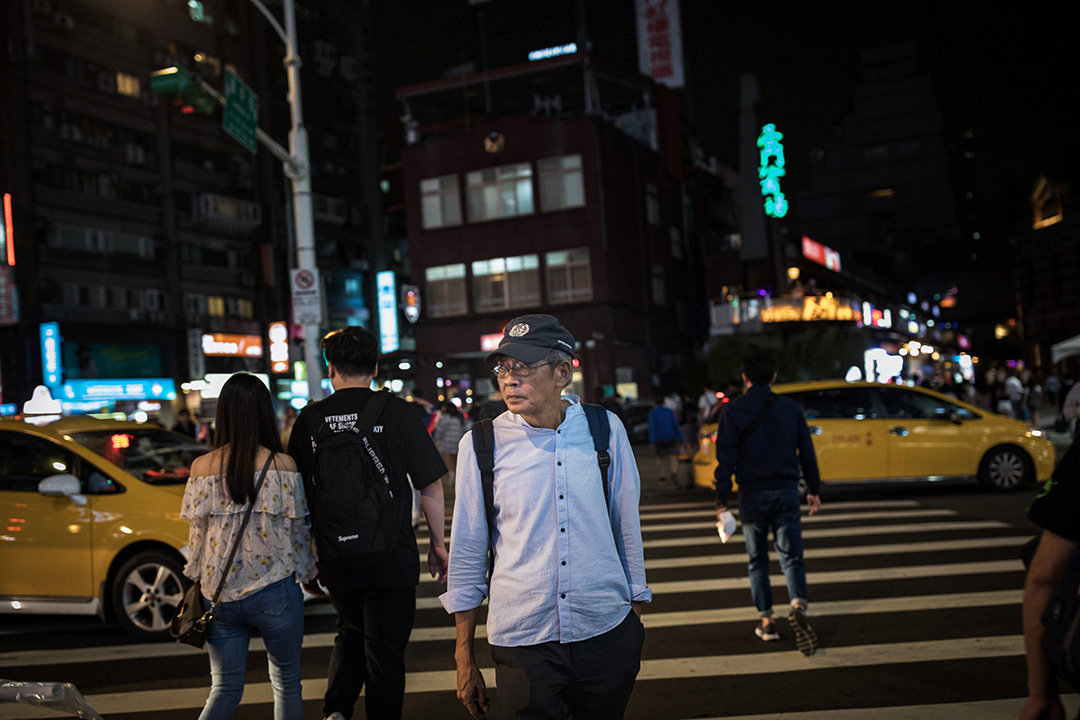 2019年4月26日,林荣基横过台北西门町的马路。