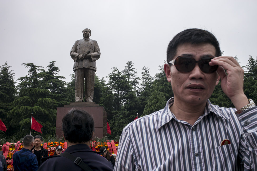 2019年,湖南韶山,毛泽东铜像广场上的中国人。
