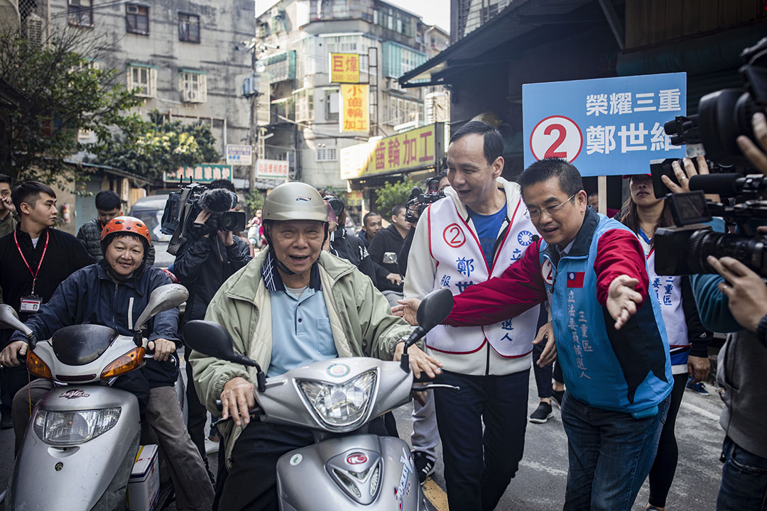 2019年3月12日,朱立伦在新北市三重区扫街,为立委补选候选人郑世维拉票。