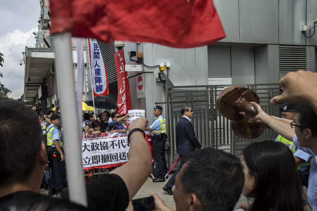 2019年5月17日,中联办召数十名港区全国人大代表及政协委员会面,呼吁人大政协团结一致,支持特区政府依法修改逃犯条例。期间民阵在门外示威抗议反修例。