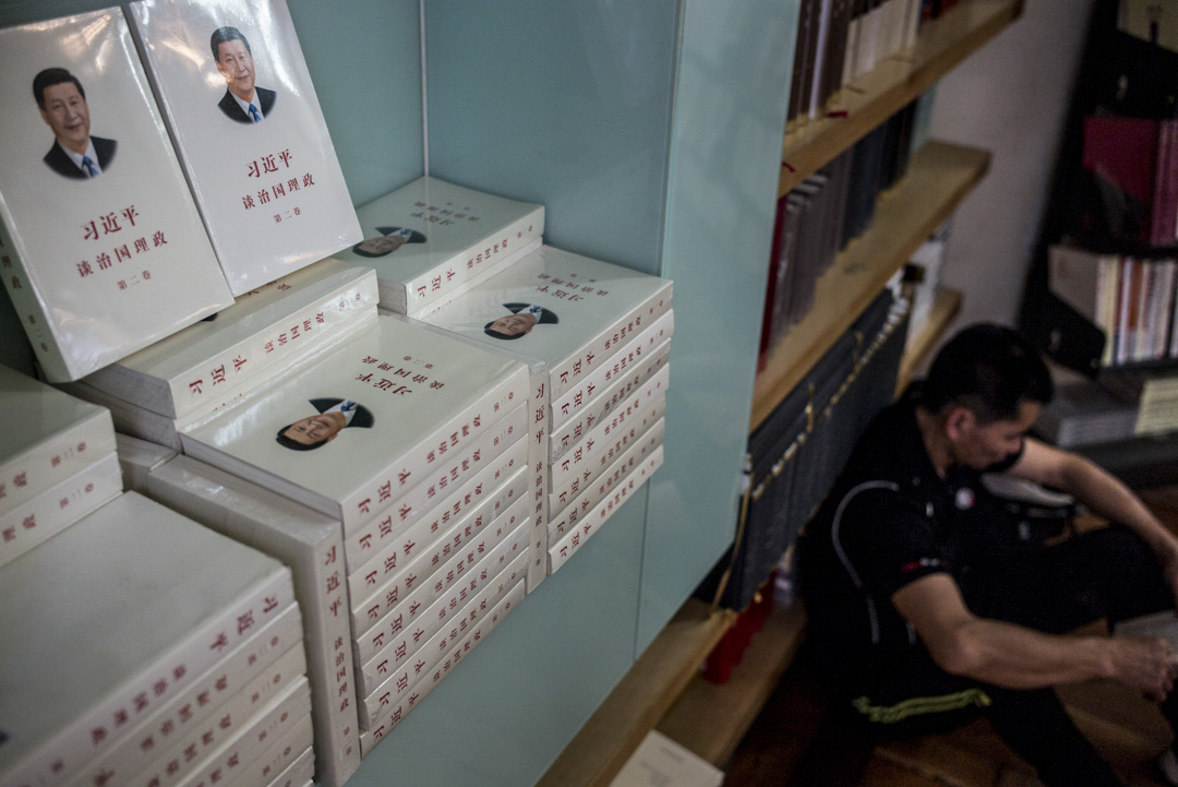 2018年底,中宣部印發了於2019年1月1日起實 行的《圖書出版單位社會效益評價考核試行辦法》,將社會效益評價考核設為考核出版社效的重點,佔比權重 在圖書出版單位績效考核的50%以上,並首次將其細緻到按各計分指標。圖為深圳書城的一個習近平專書書櫃。