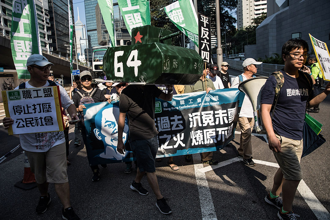 2017年5月28日,香港一名示威者於六四二十八週年遊行期間,背著中國軍用坦克模型。
