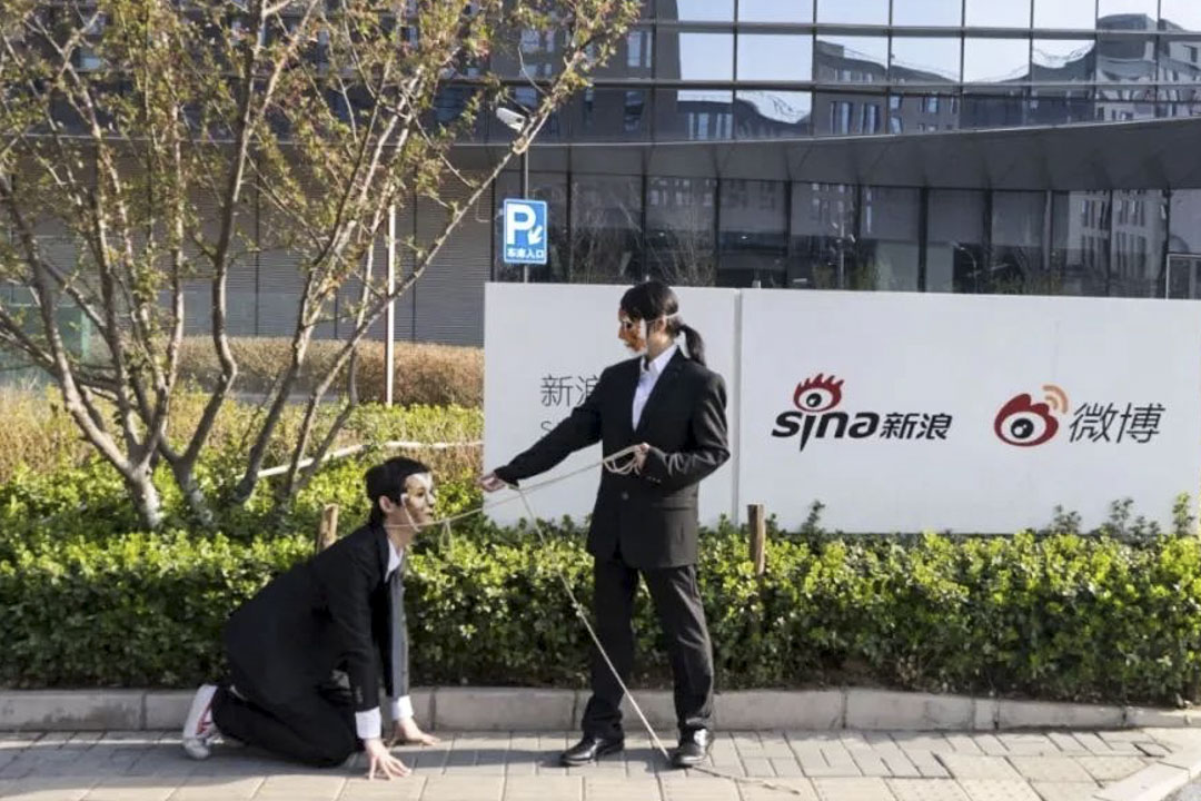 2019年4月1日愚人节,公众号“shachiku东亚保健所”策划一场行为艺术,志愿者一人扮演老板、一人扮员工,老板在员工脖子上拴上绳子,像遛狗一样遛员工,来到北京九家加班文化盛行的互联网公司门口演出。网上图片
