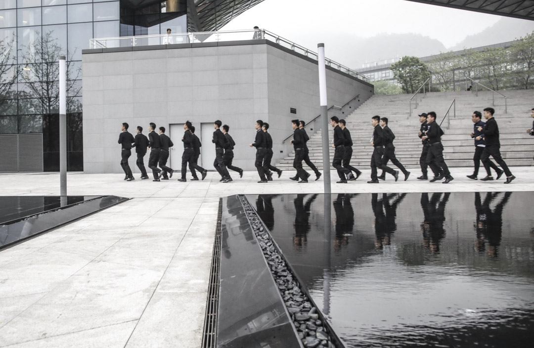 杭州螞蟻金服集團,員工早上通過跑步等運動強身健體來準備接下來一天的工作。
