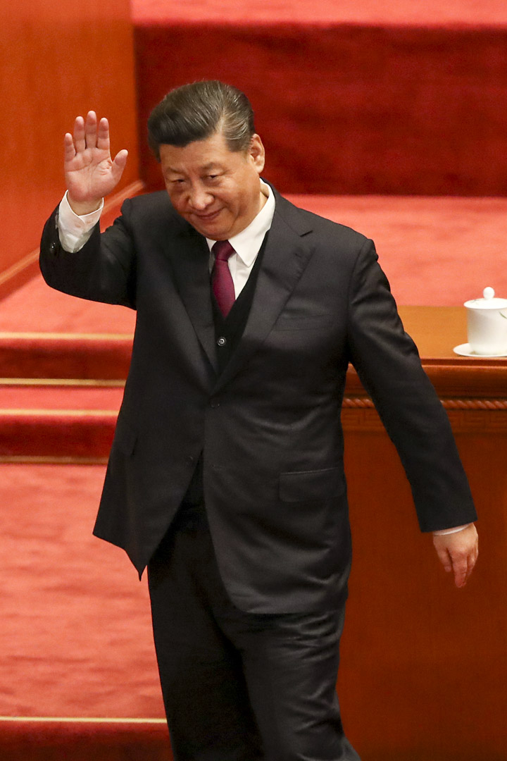 2019年4月30日,国家主席习近平在北京人民大会堂举行的五四运动100周年演讲结束时向观众挥手致意。