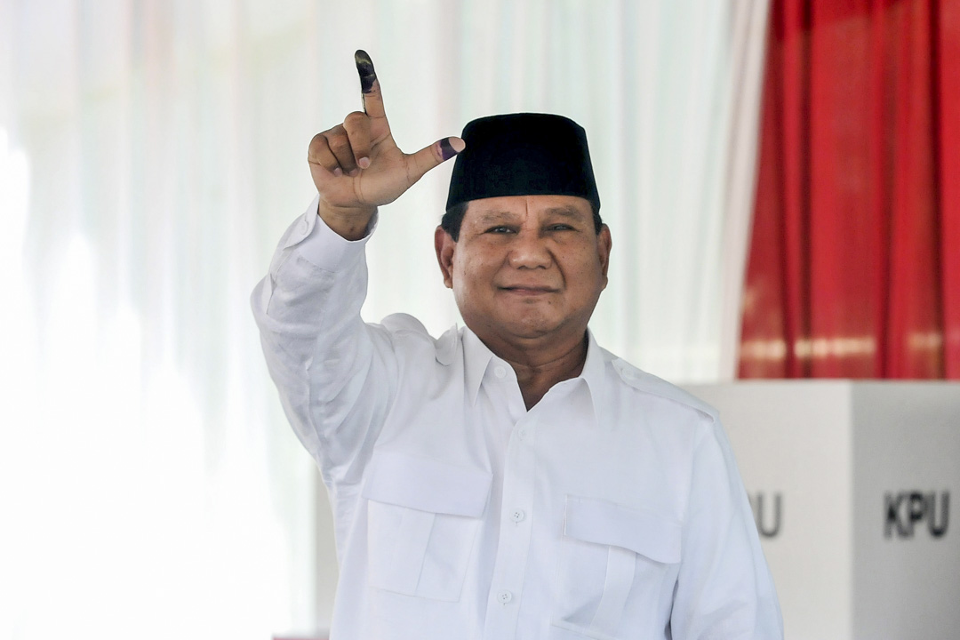 2019年4月17日,印尼總統候選人Prabowo Subianto在茂物Bojong Koneng村的一個投票中心投票。