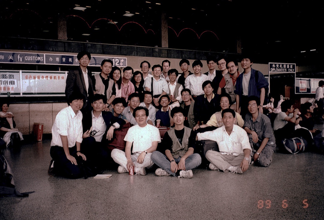 香港傳媒六月五日離開北京前在北京機場合照,前左一為李卓人,上機後被帶走。