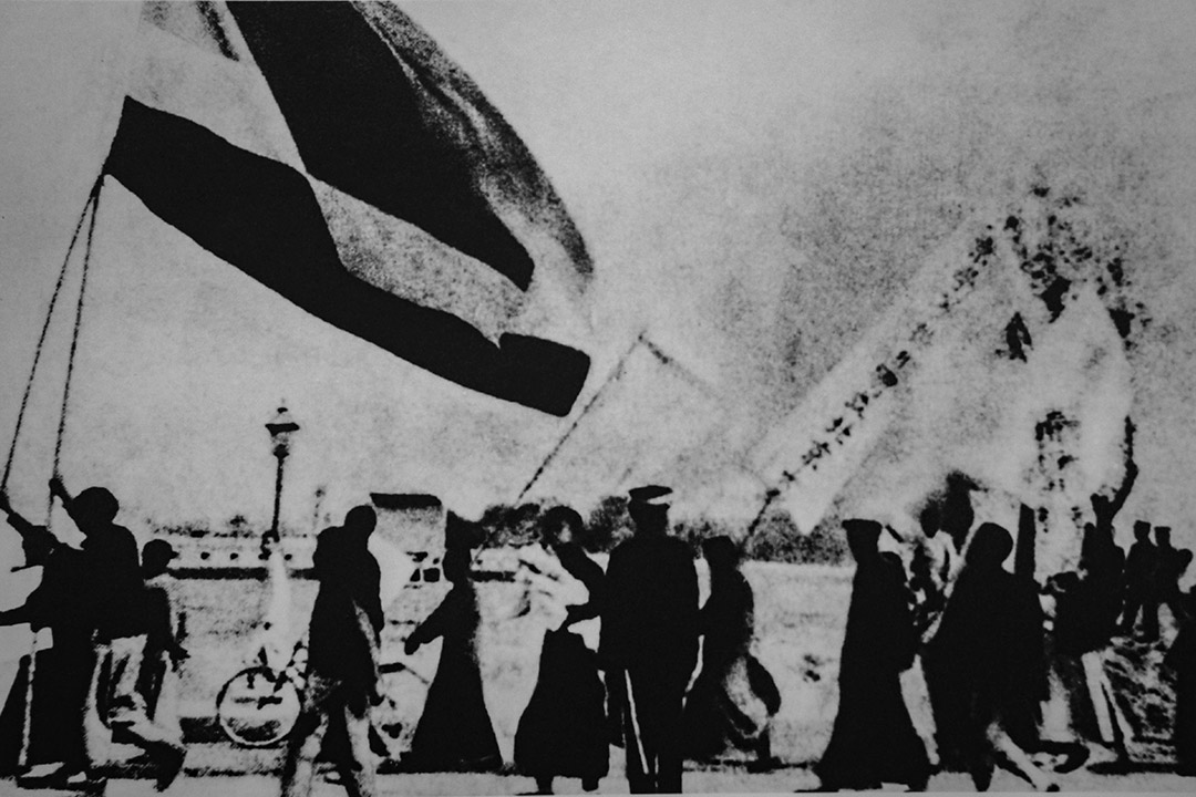 1919年5月4日,北京3000多名爱国学生在天安门前示威游行,反对列强在巴黎和会上损害中国主权以及北洋军阀政府的卖国政策。