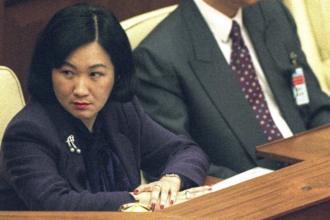 1999至年-2000年间,香港保安局数度访问内地当局,商谈中港移交协议,最终不了了之。图为1999年,时任保安局局长叶刘淑仪出席立法会。