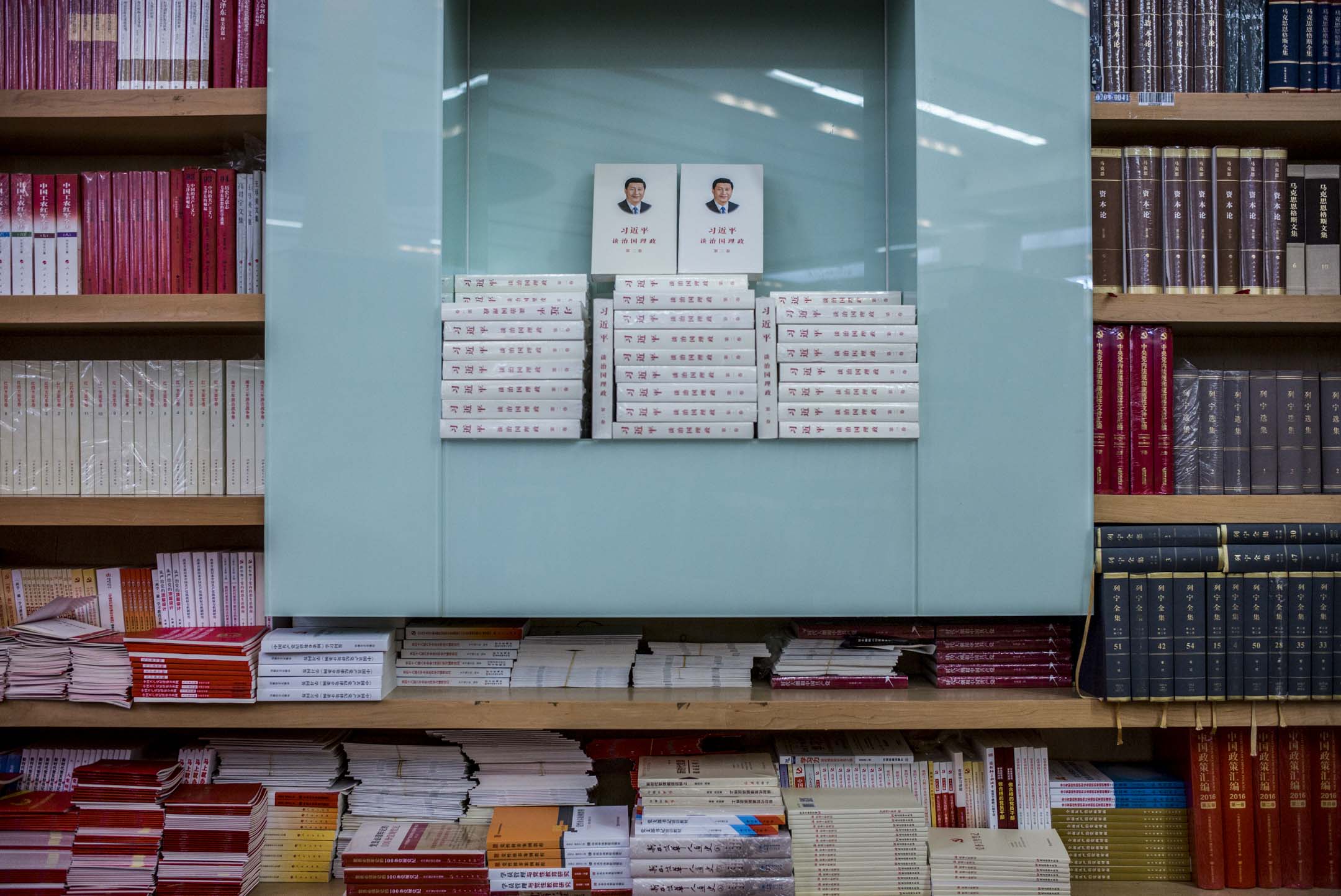 依據中宣部下發的2019年主題出版工作要求,其中明確了五方面的選題重點,包括加強習近平新時代中國特色社會主義思想的研究闡釋;為慶祝新中國成立70週年營造濃厚氛圍;圍繞宣傳闡釋中央精神和重大決策部署,推動經濟社會改革發展;深化社會主義核心價值觀宣傳;充分展示真實立體全面的中國,不斷提升中華文化影響力在內。