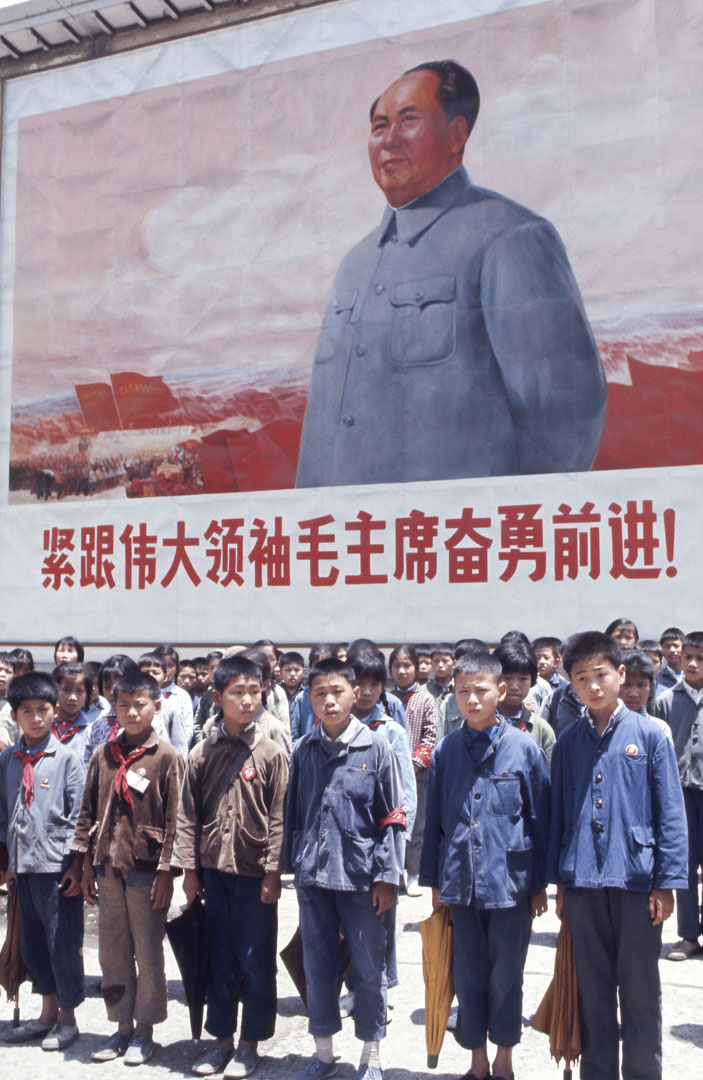 毛泽东实际上是披着五四的叛逆外衣,来实现了五四的遗愿,被迫害者也应该想到。他是以打击五四型知识分子的方式,完成了被打击者在五四前后他们共同呼唤的事业。